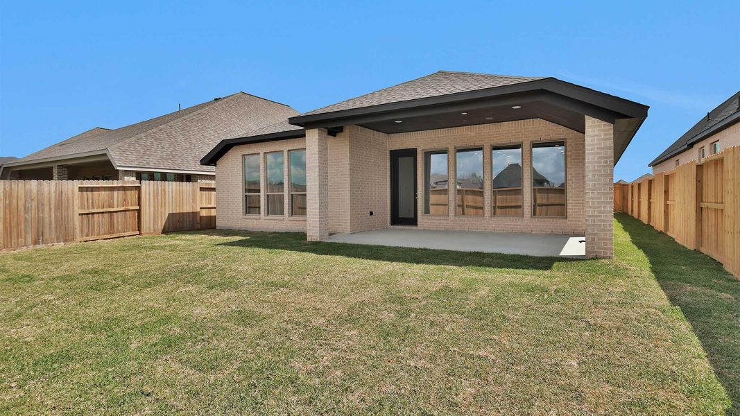 Exterior details and patio area of a home in Sienna, Missouri City (Image 2).