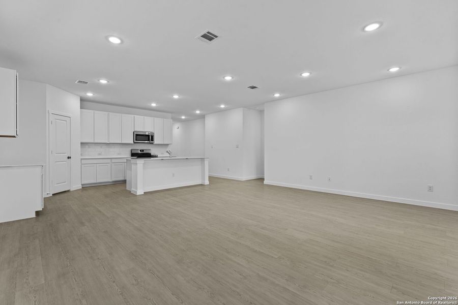 Spacious, unfurnished interior of a new home in Parkside: Coastline Collection, New Braunfels (Image 16).