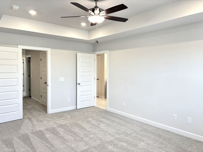 Spacious, unfurnished interior of a new home in Holly Ridge, Greenville (Image 15).