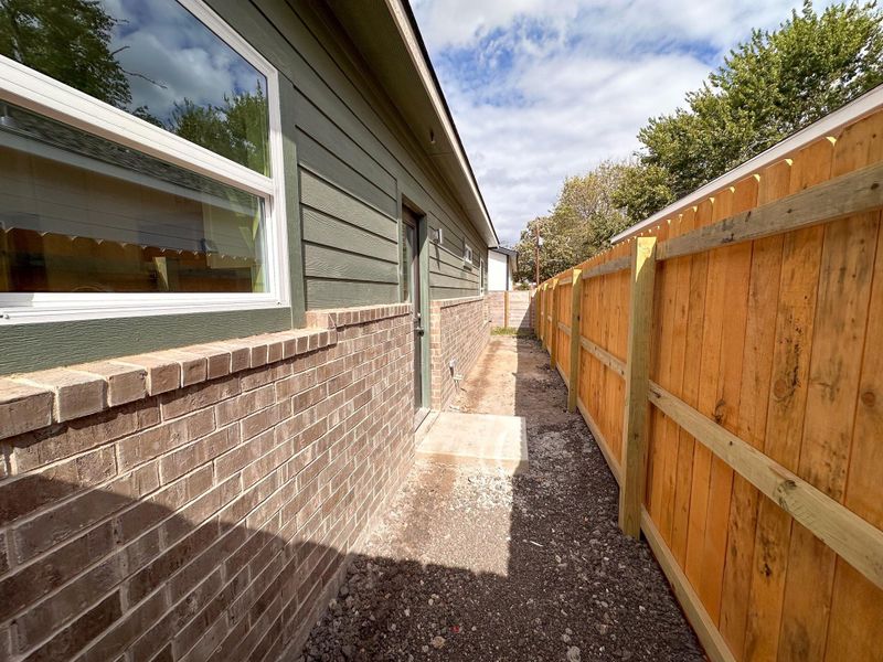 Exterior details and patio area of a home in , Lockhart (Image 16).