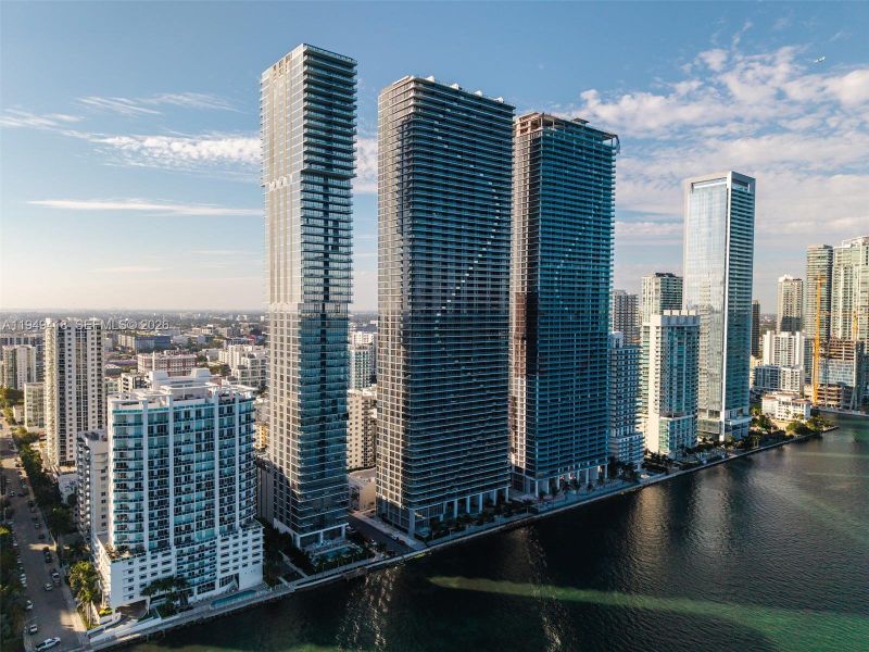 Condo located in Miami, FL showcasing its design and architecture (Image 21).