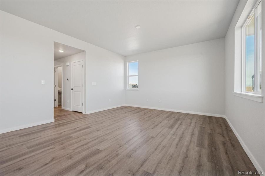 Spacious, unfurnished interior of a new home in The Aurora Highlands, Aurora (Image 13).