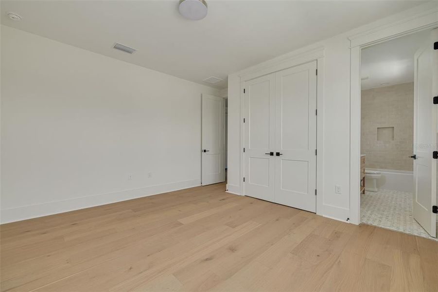 Spacious, unfurnished interior of a new home in , St. Petersburg (Image 23).