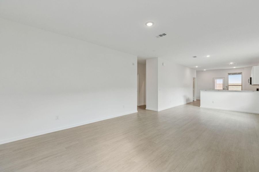 Spacious, unfurnished interior of a new home in River Ranch, Dayton (Image 23).