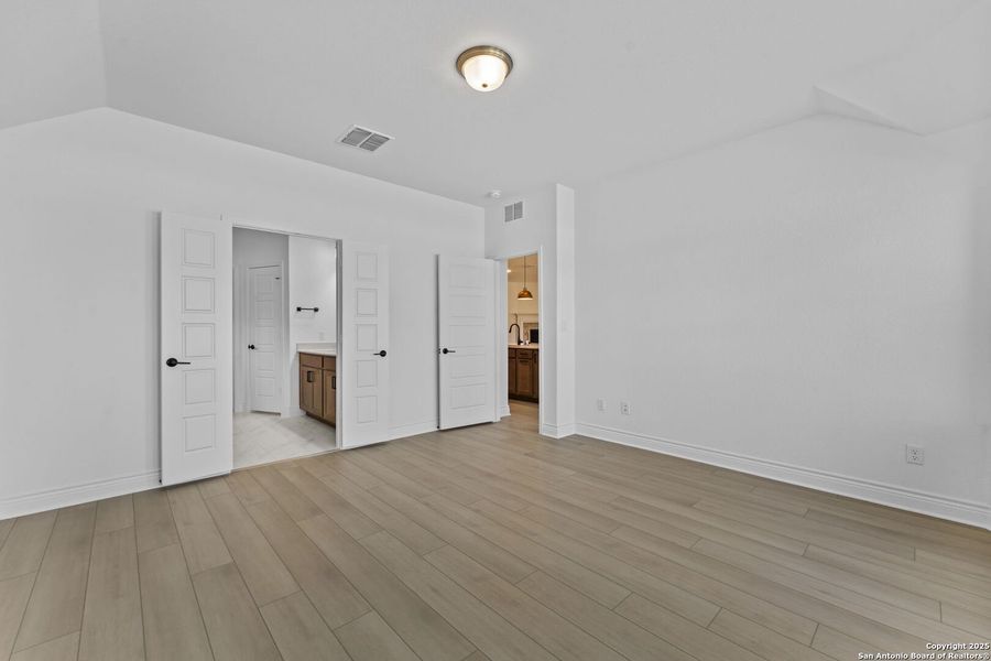 Spacious, unfurnished interior of a new home in Davis Ranch, San Antonio (Image 18).