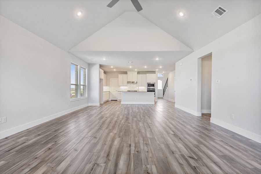 Spacious, unfurnished interior of a new home in Dove Hollow, Waxahachie (Image 21).