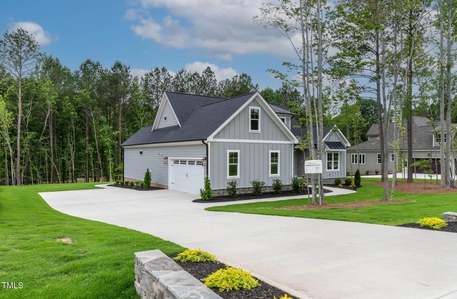 Oversized 2-car Garage