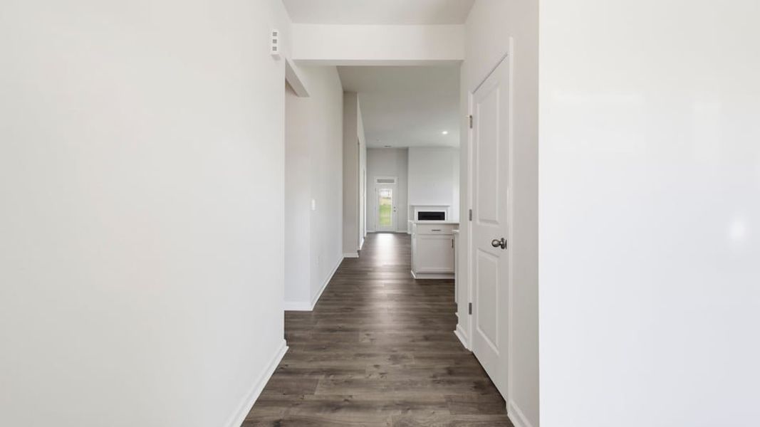 Spacious, unfurnished interior of a new home in Blue Ridge Trail, Fountain Inn (Image 14).
