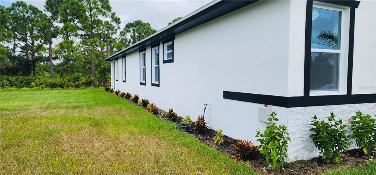 Exterior details and patio area of a home in , Port Charlotte (Image 13).