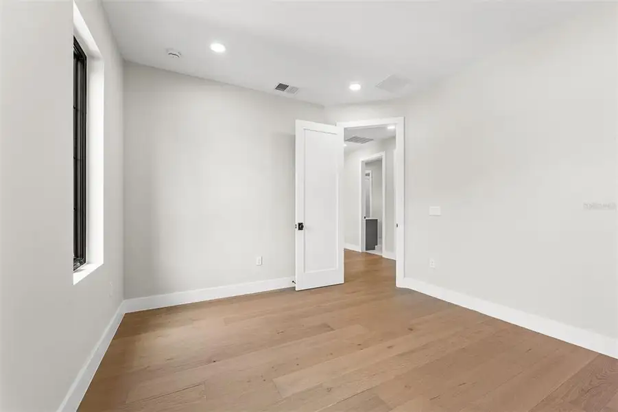Spacious, unfurnished interior of a new home in , Orlando (Image 51).