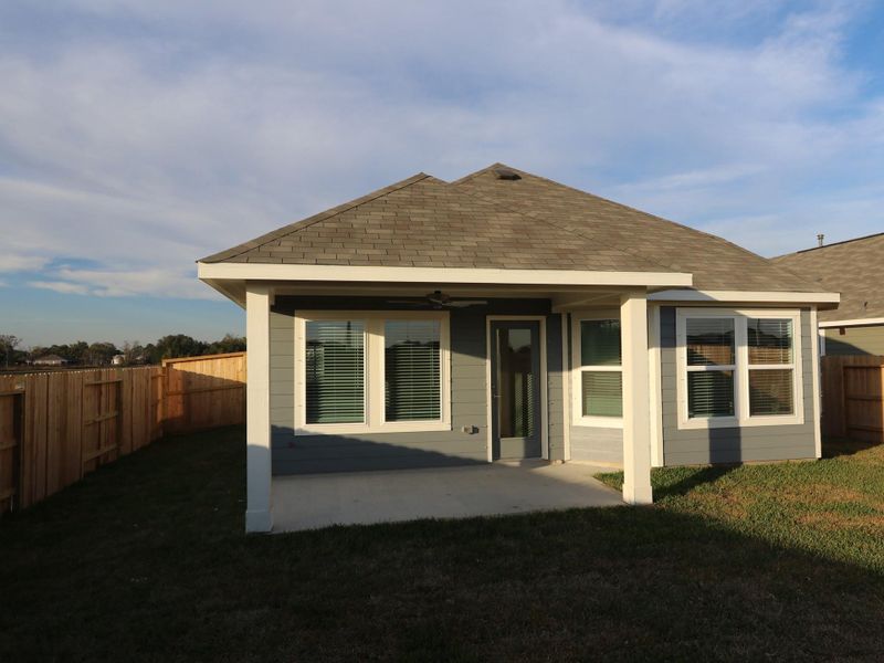 Exterior details and patio area of a home in Ambrose, La Marque (Image 3).