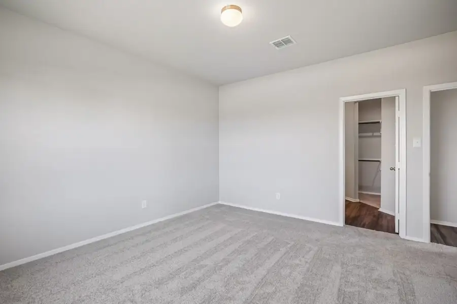 Spacious, unfurnished interior of a new home in Cloverleaf, Austin (Image 18).