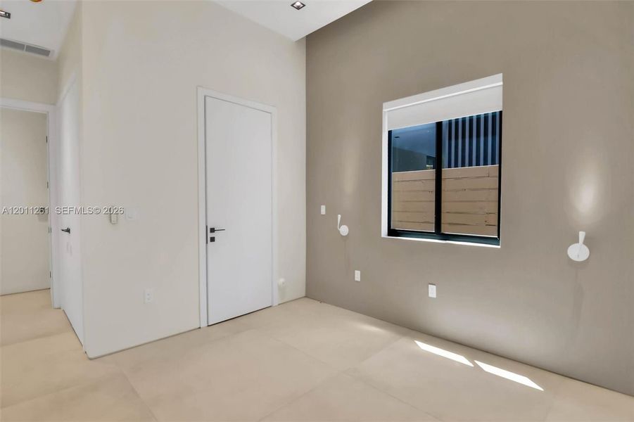 Spacious, unfurnished interior of a new home in , Miami (Image 55).
