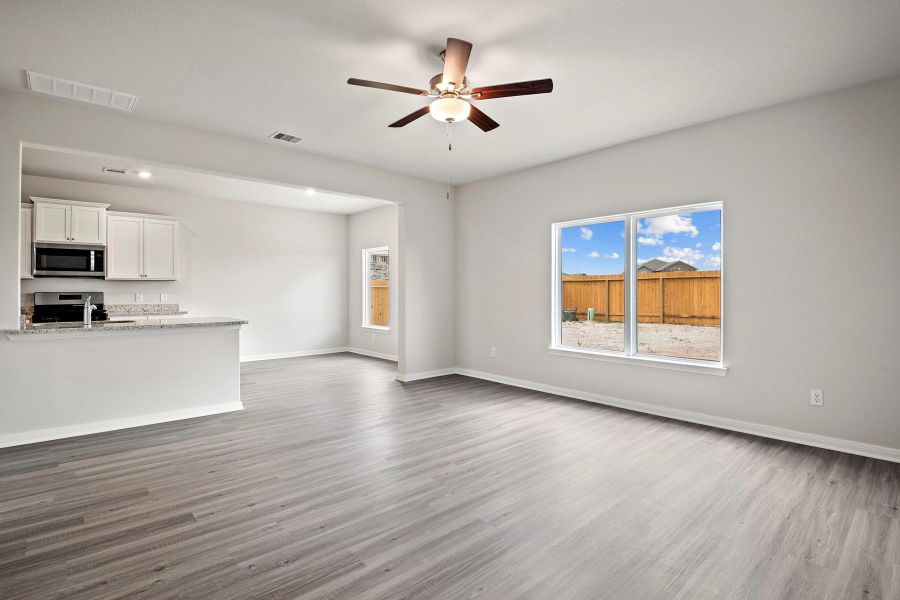 Spacious, unfurnished interior of a new home in Sweetwater Ridge, Conroe (Image 9).