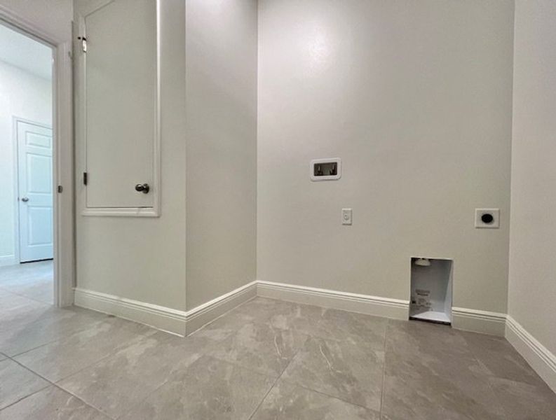 Spacious, unfurnished interior of a new home in Lakes At St Sebastian, Micco (Image 29).