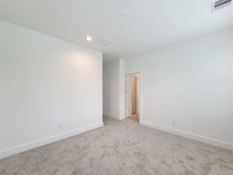 Spacious, unfurnished interior of a new home in , Houston (Image 49).