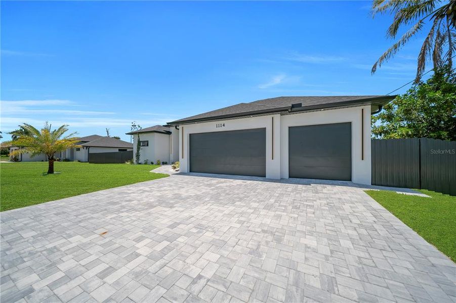 Exterior details and patio area of a home in , Cape Coral (Image 4).