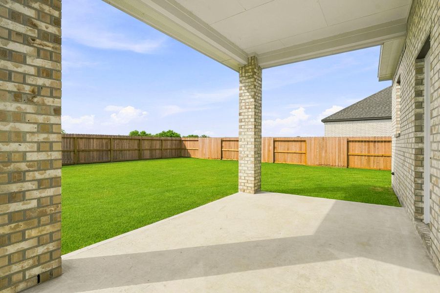 Exterior details and patio area of a home in Grand Oaks, Mont Belvieu (Image 9).