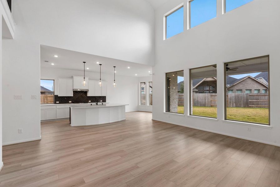 Spacious, unfurnished interior of a new home in Valencia, Manvel (Image 30).