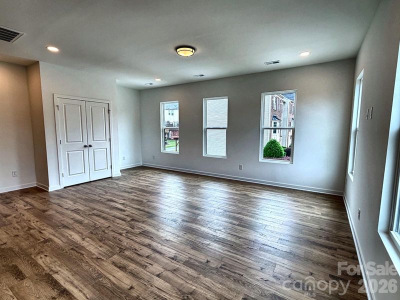 Spacious, unfurnished interior of a new home in , Charlotte (Image 9).