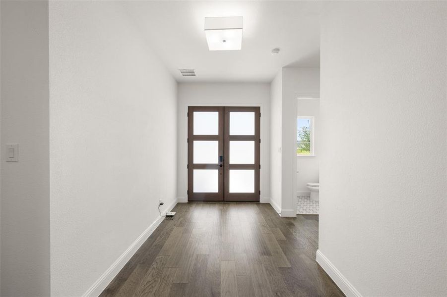 Spacious, unfurnished interior of a new home in Walsh Ranch 60', Fort Worth (Image 15). Spacious, unfurnished interior of a new home in Walsh Ranch 60', Fort Worth (Image 15).