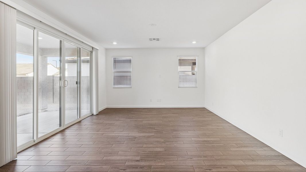 Spacious, unfurnished interior of a new home in Apache Farms, Buckeye (Image 16).