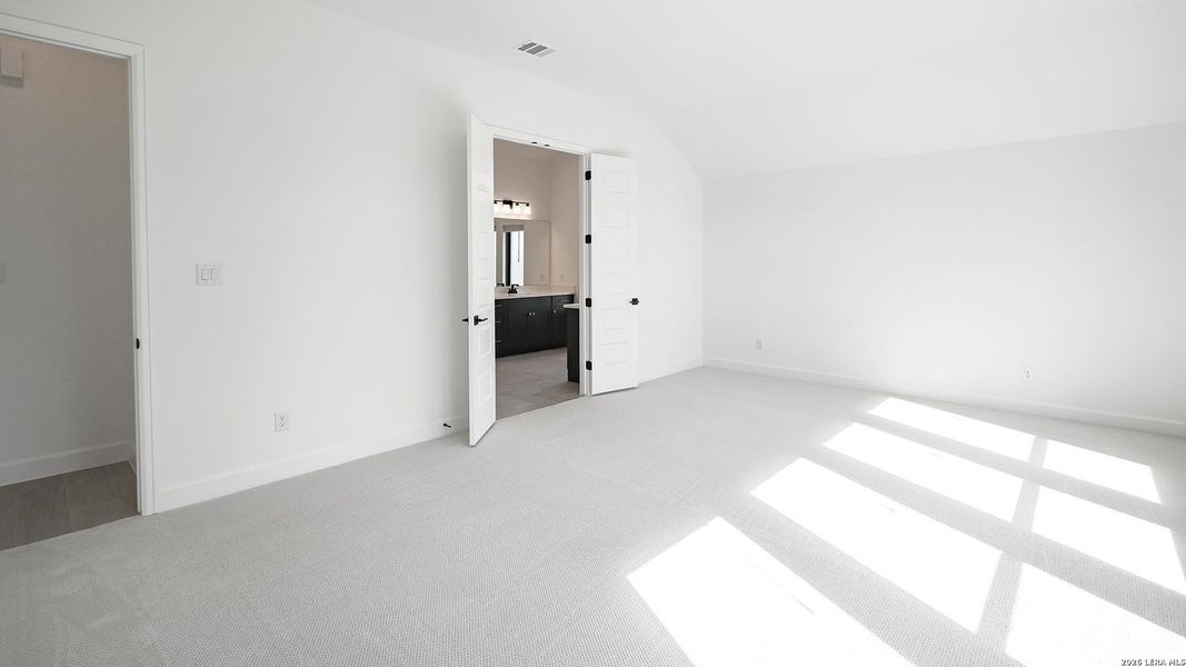 Spacious, unfurnished interior of a new home in Cibolo Valley Heights, Cibolo (Image 18).