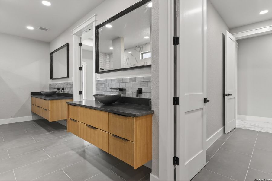 Furnished interior view inside a new home in , Bandera (Image 4).