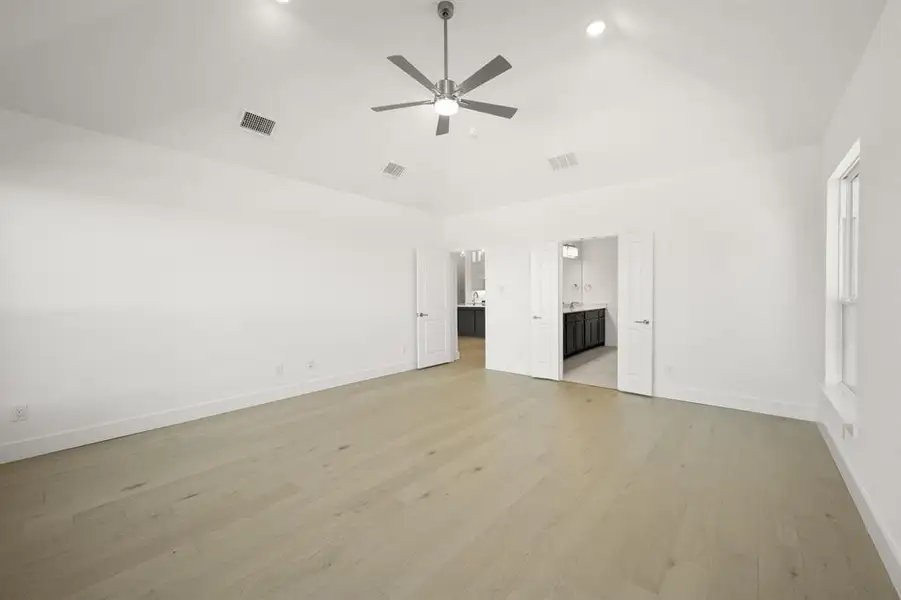 Spacious, unfurnished interior of a new home in High Country, Burleson (Image 27).
