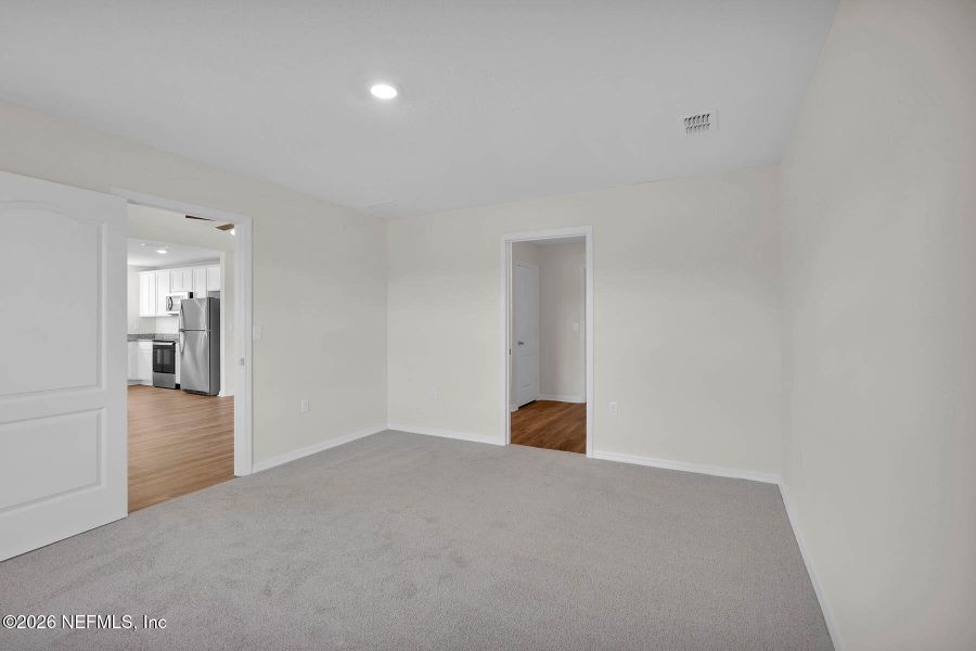Spacious, unfurnished interior of a new home in Rolling Hills, Green Cove Springs (Image 16).