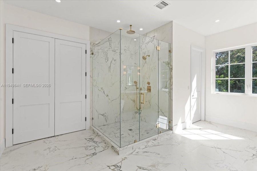 Spacious, unfurnished interior of a new home in , Pinecrest (Image 35).