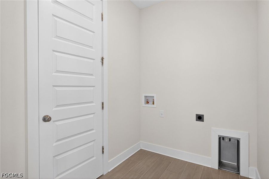 Spacious, unfurnished interior of a new home in Cape Coral, Cape Coral (Image 34).
