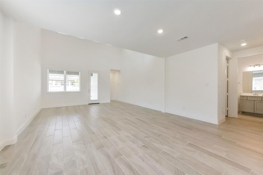 Spacious, unfurnished interior of a new home in Evergreen 40', Conroe (Image 14). Spacious, unfurnished interior of a new home in Evergreen 40', Conroe (Image 14).