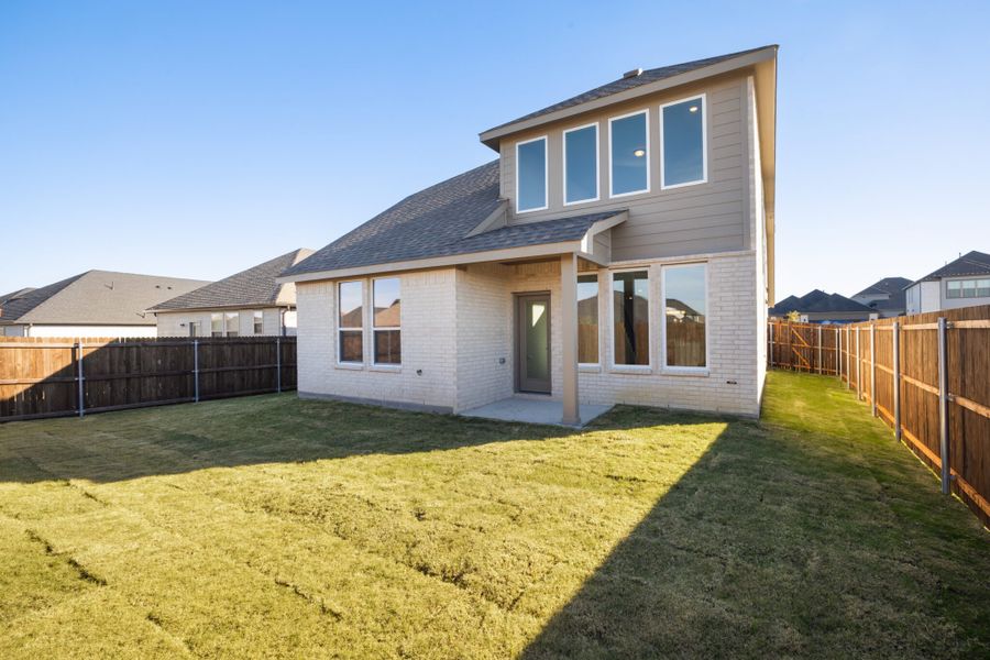 Exterior details and patio area of a home in Elevon, Lavon (Image 3).