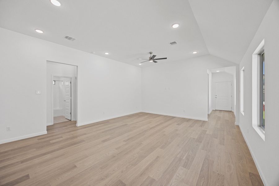 Spacious, unfurnished interior of a new home in Trinity Ranch, Elgin (Image 28).