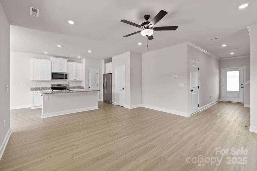 Spacious, unfurnished interior of a new home in Ascot Woods, Charlotte (Image 7).