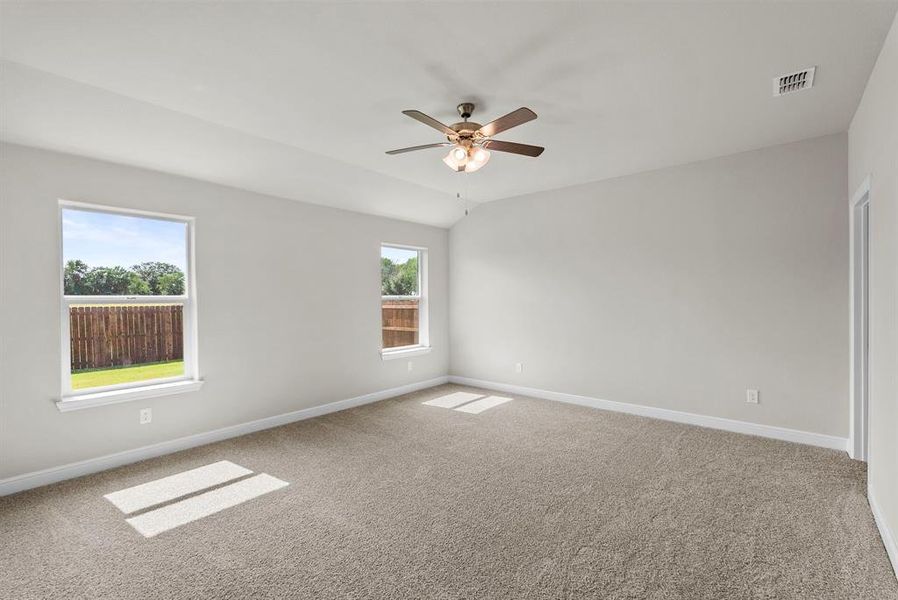 Spacious, unfurnished interior of a new home in Sandstone Estates, Granbury (Image 23).