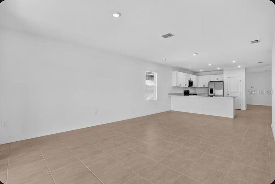 Spacious, unfurnished interior of a new home in Coasterra Community Group Page, Palmetto (Image 11).