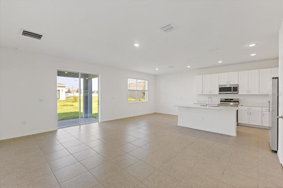 Spacious, unfurnished interior of a new home in Cypress Park Estates, Haines City (Image 7).