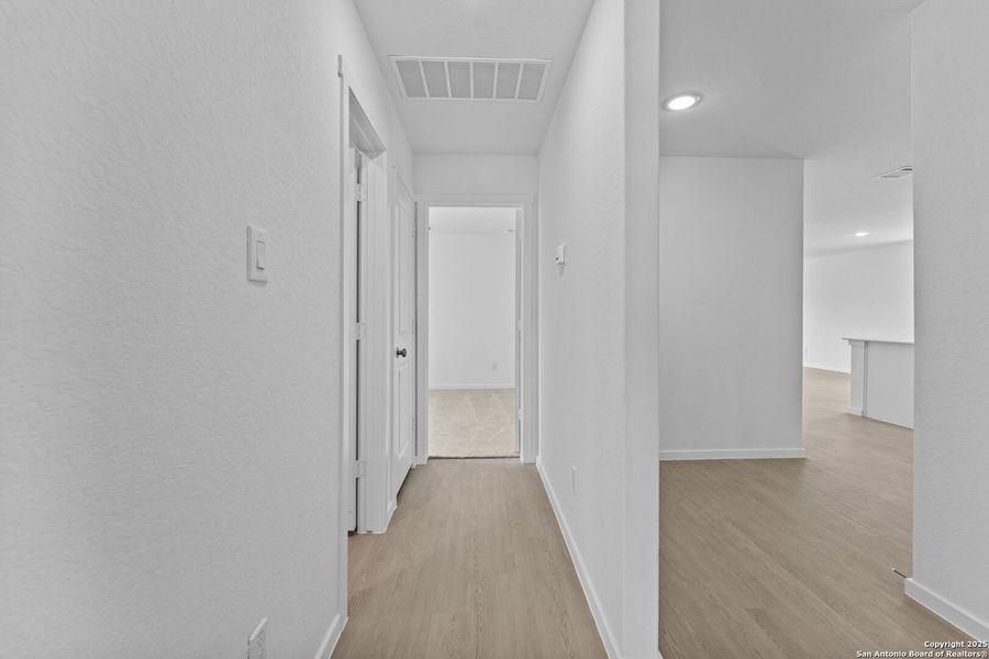 Spacious, unfurnished interior of a new home in Lodi Grove, Floresville (Image 11).