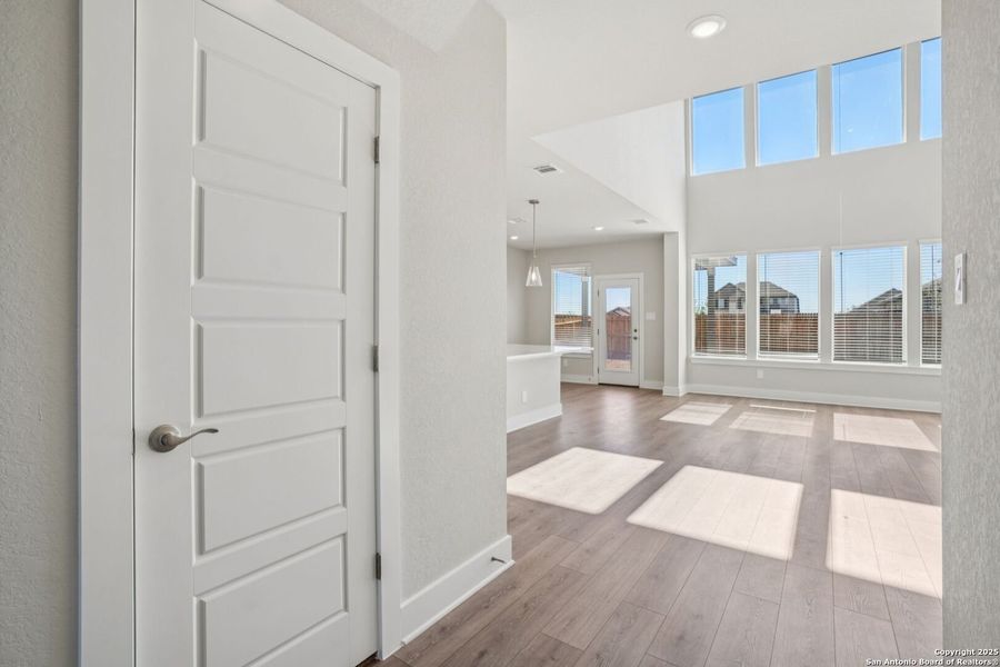 Spacious, unfurnished interior of a new home in Carmel Ranch, Schertz (Image 14).