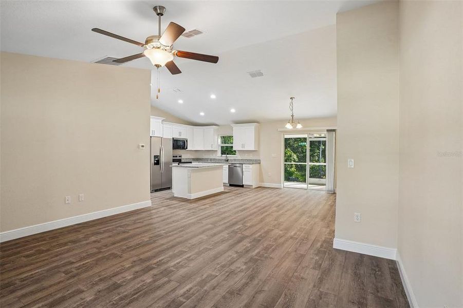 Spacious, unfurnished interior of a new home in , Citrus Springs (Image 26).