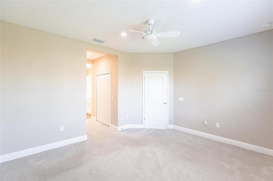 Spacious, unfurnished interior of a new home in Canoe Creek, Parrish (Image 15).