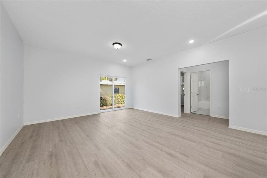 Spacious, unfurnished interior of a new home in , Eustis (Image 16).