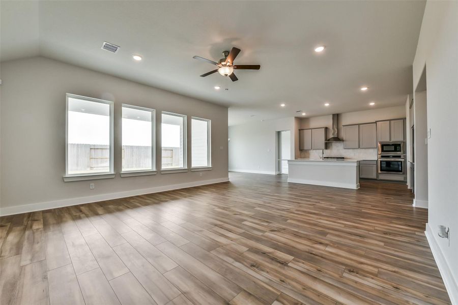 Spacious, unfurnished interior of a new home in , Texas City (Image 20).