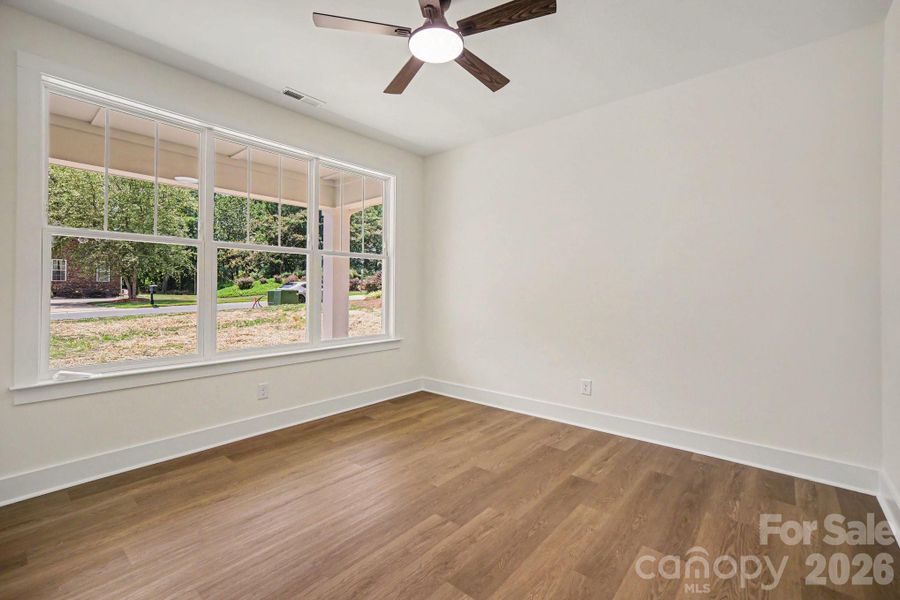 Office, study or extra bedroom (without closet) Office, study or extra bedroom (without closet)