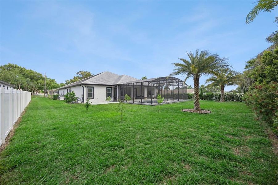 Exterior details and patio area of a home in , Clermont (Image 4).