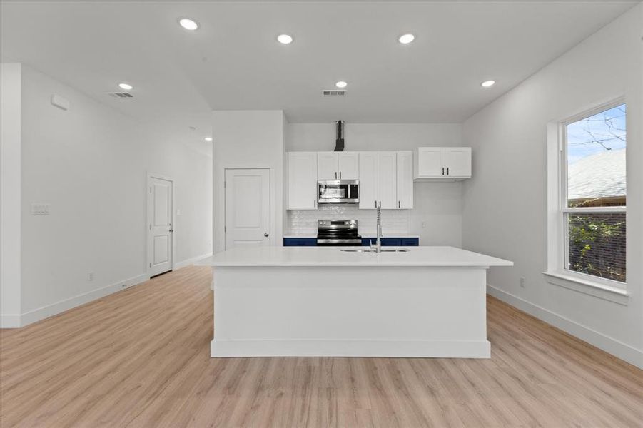 Furnished interior view inside a new home in , Denison (Image 8).
