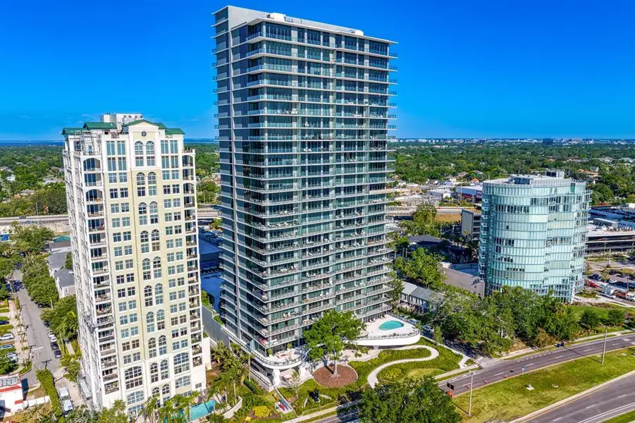 Condo located in Tampa, FL showcasing its design and architecture (Image 4).