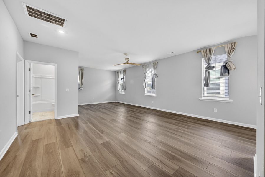 Spacious, unfurnished interior of a new home in , Summerville (Image 35).